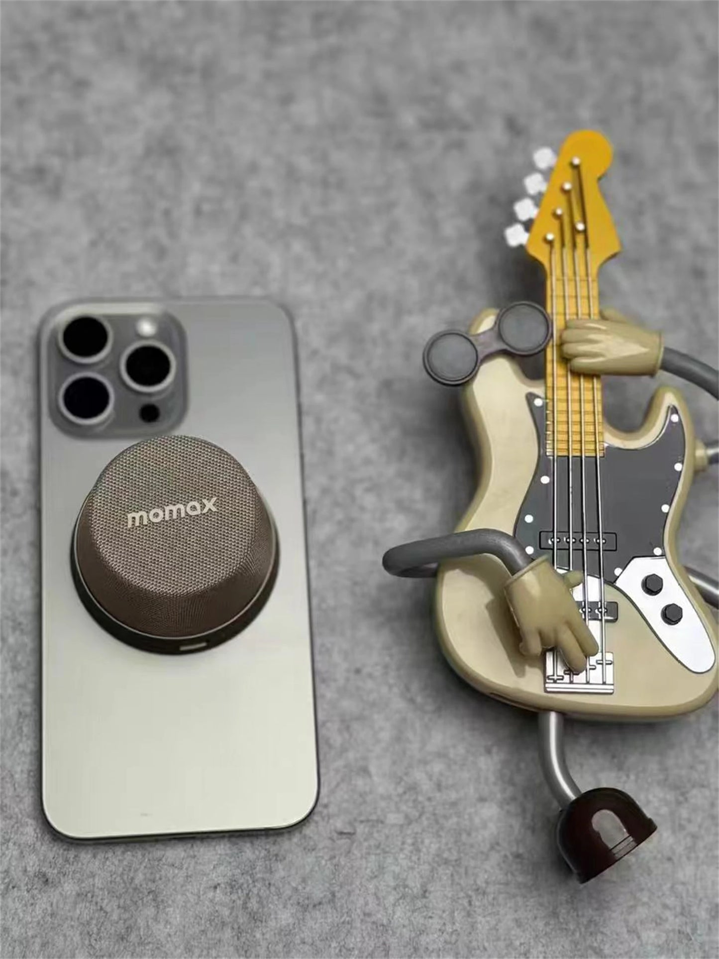 Tech stop MOMAX 1-Vibe Go magnetic wireless speaker and phone stand with IPX6 waterproof protection, shown in the image.